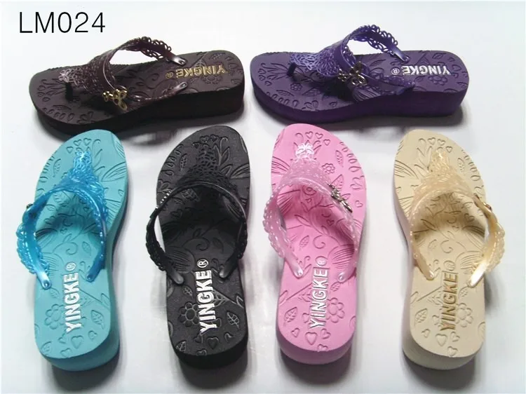 Factory wholesale fashion outdoor pvc slippers new flip flops for women
