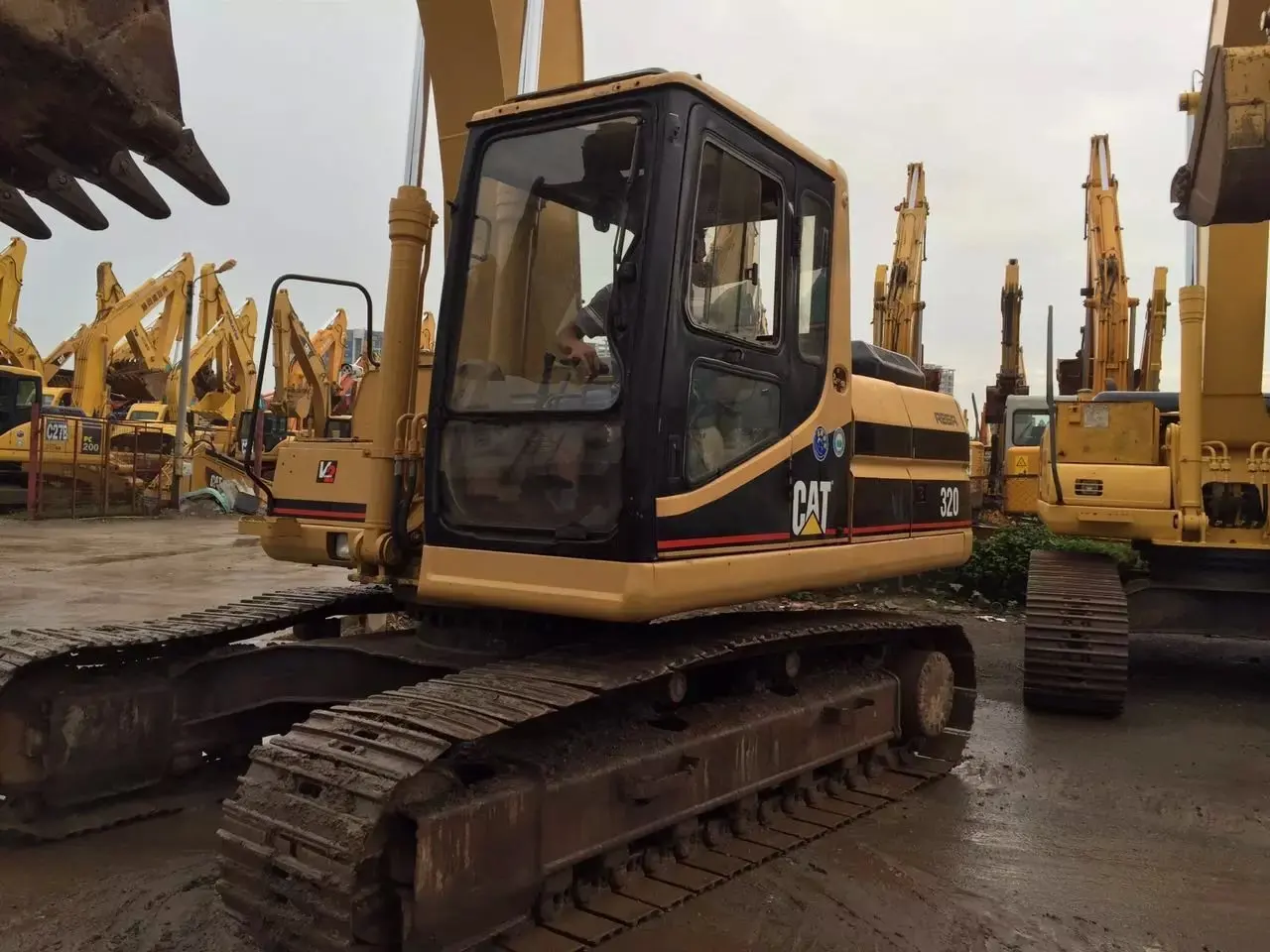 二手卡特彼勒 320b 挖掘机,良好的工作条件和 cat 挖掘机价格
