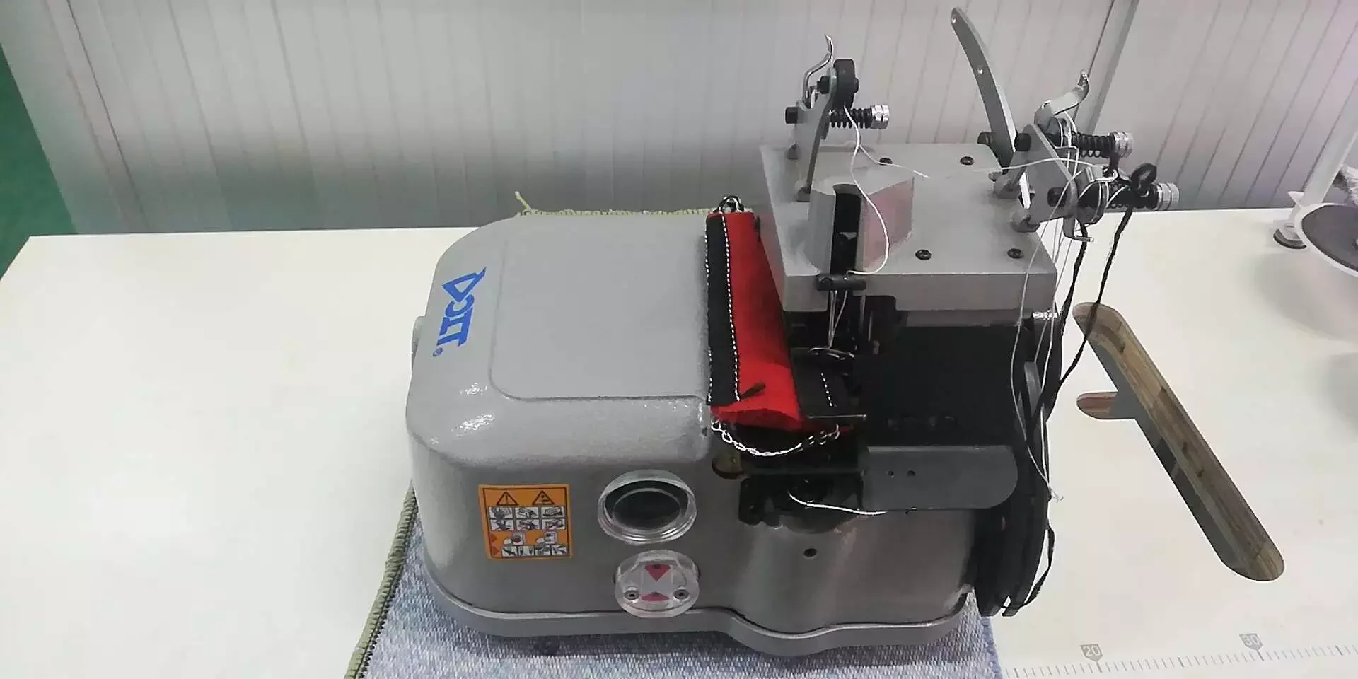 Dt 2500 Industrial Carpet Close Overedge Overlock Sewing Machine Price Buy Overedge Sewing Machine Carpet Sewing Machine Carpet Closer Product On Alibaba Com