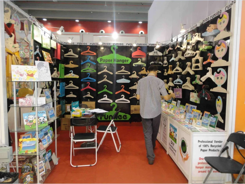 Biodegradable Baby Bib Cardboard Hanger Custom Logo Printed 2.0mm-3.5mm Thickness