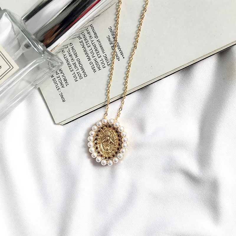 

Initial design alloy gold coin charm pearl crystal inlaid chain women custom necklace, Picture shows