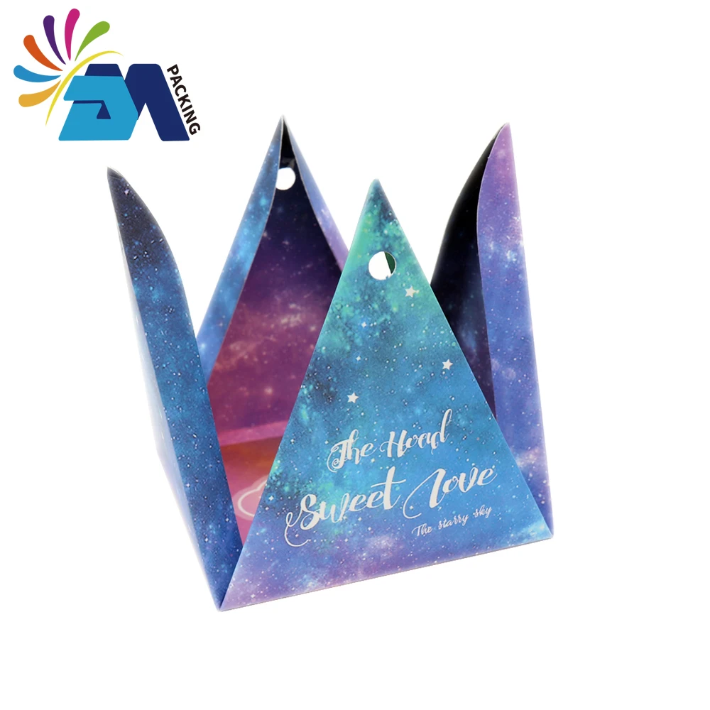 纸紫色三角形礼品盒与丝带