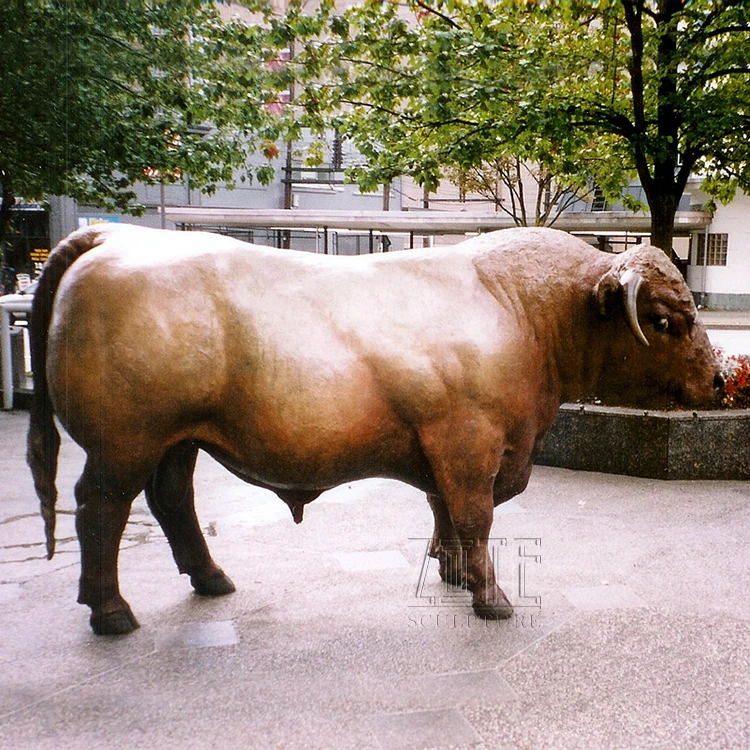 Фото медного быка. Статуя медного быка.