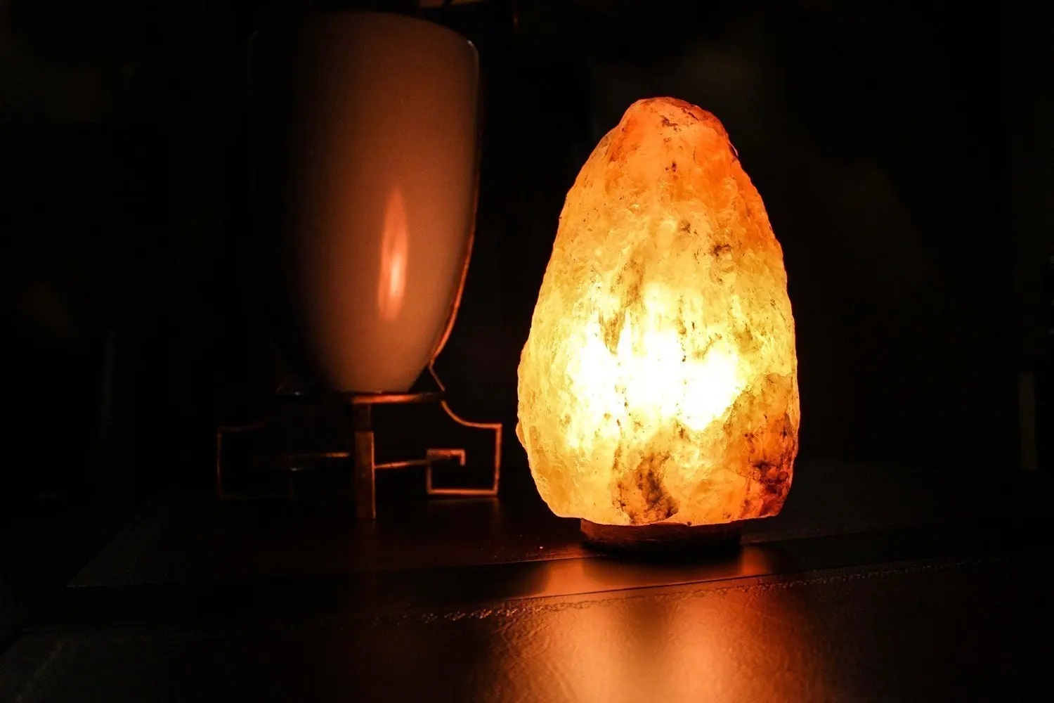 Соляная лампа отзывы. Himalayan Salt Lamp cylinder 6 inch. Лампочка для солевой лампы. Солевая лампа домик. Солевая лампа в темноте.