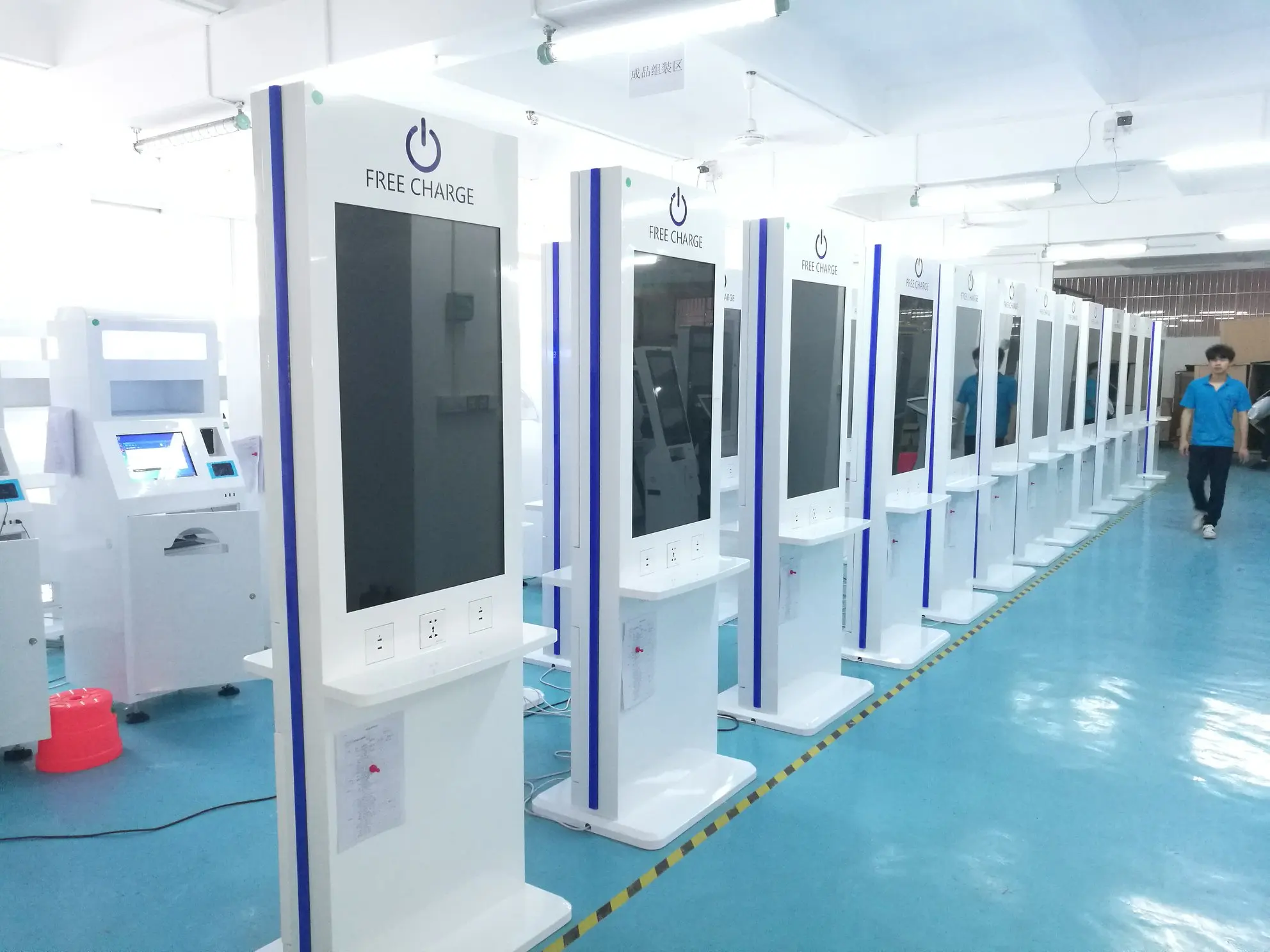 43 inches Airport Advertising Charging Station in Public Cell Phone