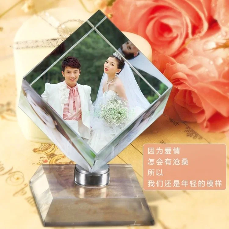 Cadre Photo Personnalise Avec Cubes En Cristal Souvenir Pour Studio Photo Cadeau D Anniversaire Mariage Buy Faire Pivoter Le Cube De Cadre Photo En Cristal Trois Photos Personnalisees Pour La Decoration De Studio Photo Anniversaire De Mariage Depeindre