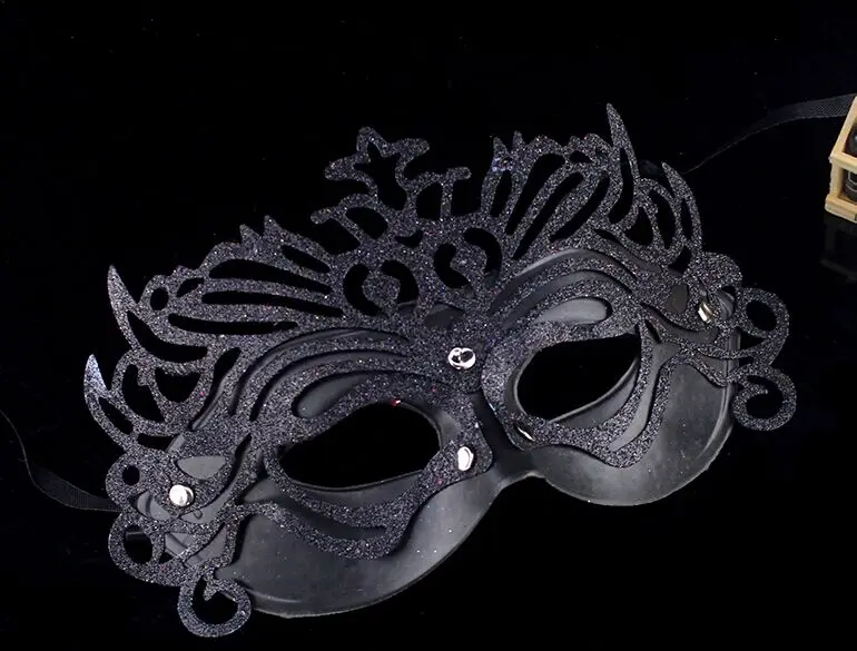 Маска по цвету. Карнавальная маска. Маска для маскарада. Необычные маски. Маска карнавальная черная.