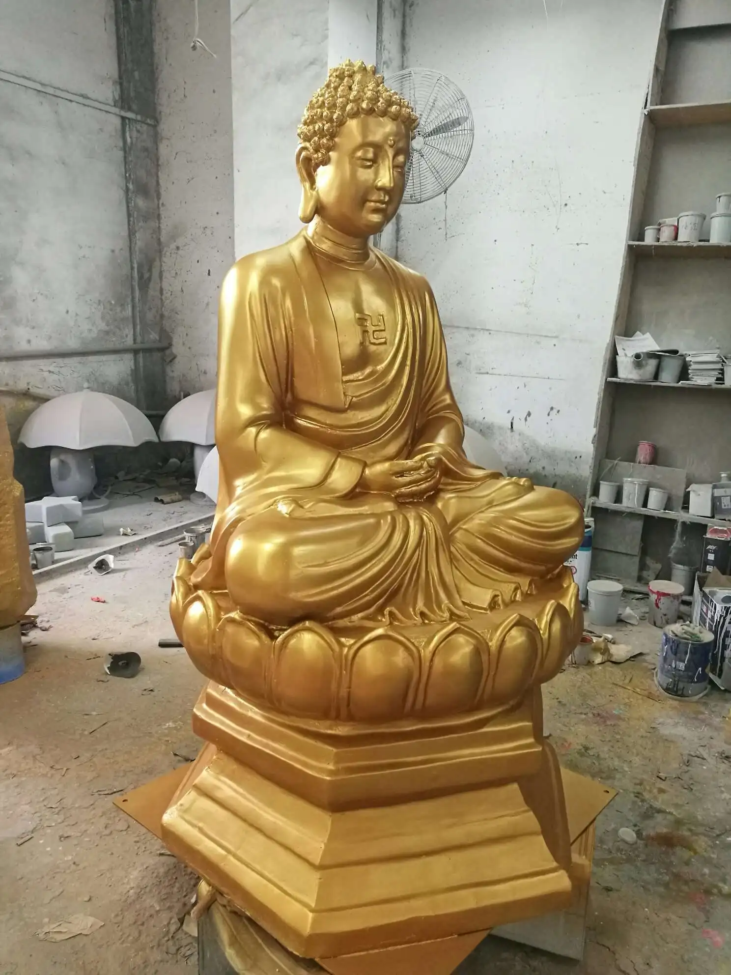 Будда цена. Будда стоящий скульптура. Большие статуи Будды. Стеклопластик статуя. Статуя Будды самая большая в полный рост.