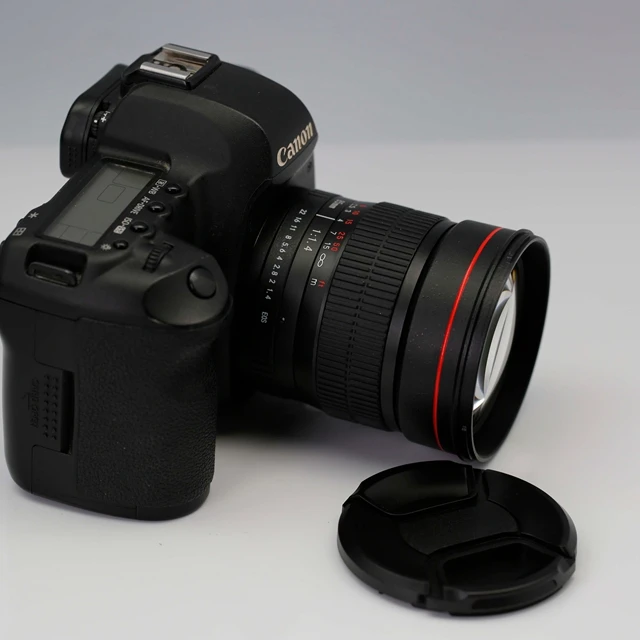 
85mm f/1.4 Lens for Nikon - D750 DSLR Camera 
