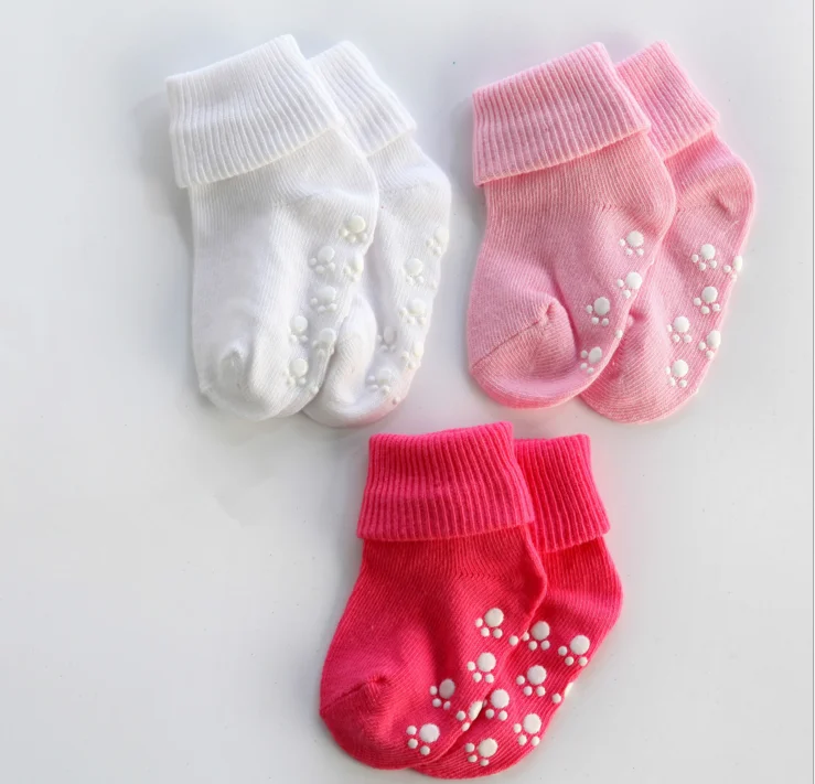 Малыши и носки