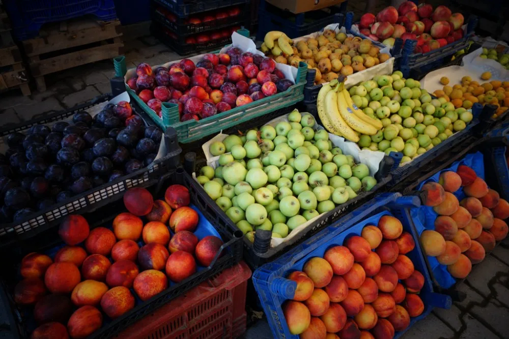 Carrito de mercado cargado de frutas y verduras. Está en Ecodukatoys.