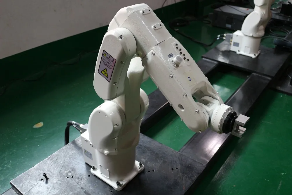 用于塑料工业自动化过程的 6 轴机械臂