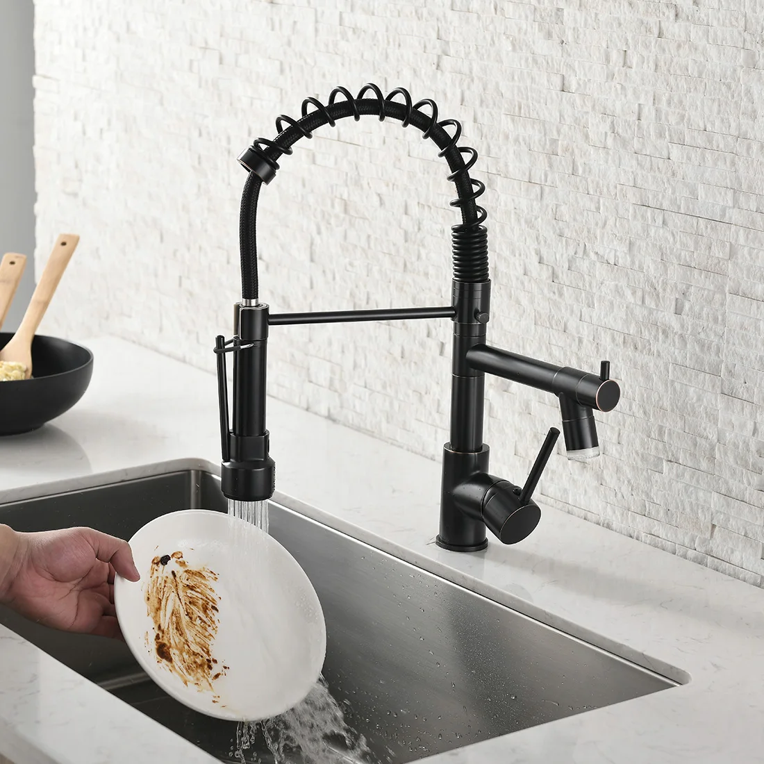Single-Handle Pull-Down Sprayer Kitchen Faucet in Matte Black