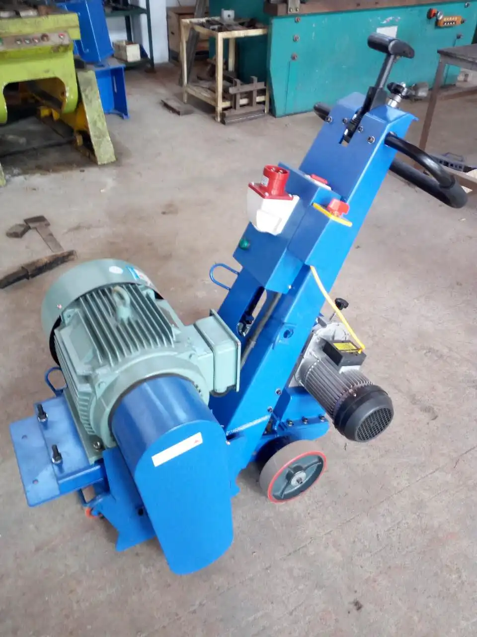 Selfadvancing Asphalt Milling Machine For Creating Grooves In Alsphalt