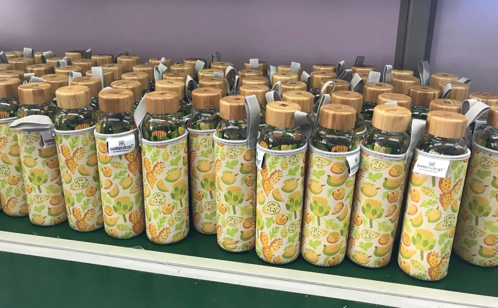550ml  high borosilicate water glass bottle with bamboo top and neoprene sleeve