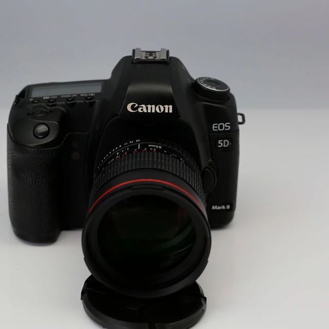 
85mm f/1.4 Lens for Nikon - D750 DSLR Camera 