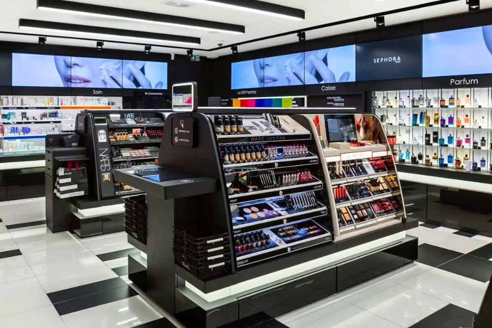 Sephora istanbul. Сефора магазин. Sephora витрина. Сепхора интернет магазин. Цифровой магазин косметики.