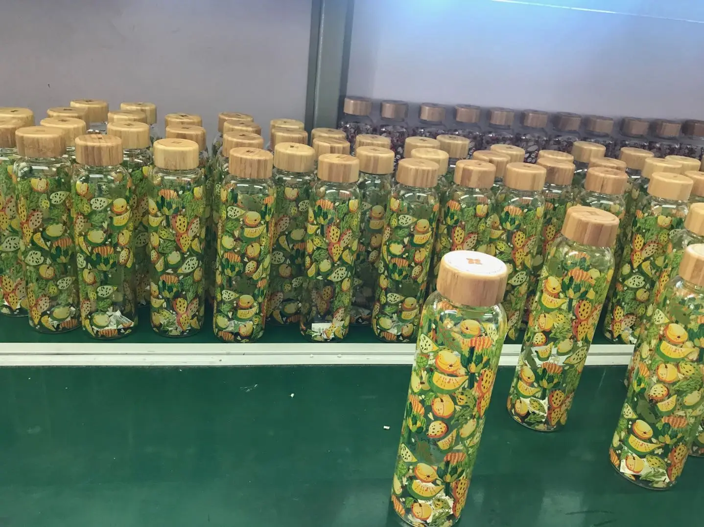 550ml  high borosilicate water glass bottle with bamboo top and neoprene sleeve