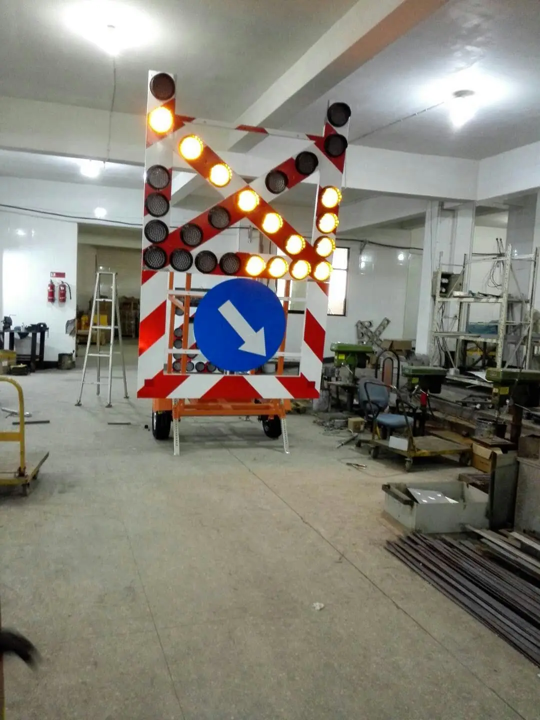 led-solar-traffic-arrow-sign-trailer-safety-signs-buy-traffic-sign