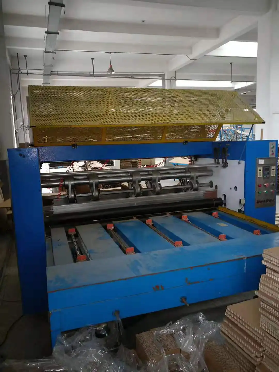 半自动高质量纸蜂窝板块分切机