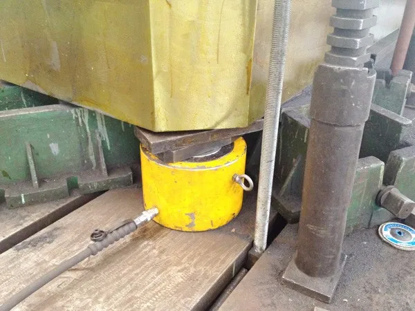 Low Height Hydraulic Cylinder ( lifting for the repairing work of massive equipment in steel plant )1.JPG
