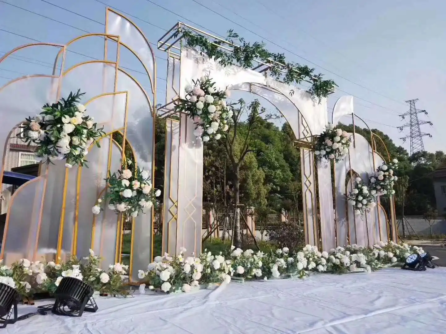 Металлическая фотозона. Арка Флоренция Свадебная. Арки для свадебной церемонии. Металлическая арка для свадьбы. Свадебная арка конструкция.