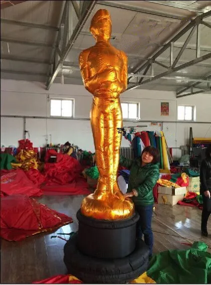 The Oscar statuette (1)