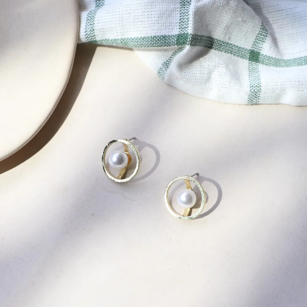 

JUHU Wholesale 2019 new simple style female gold plated pearl earrings circle shaped geometric stud earrings