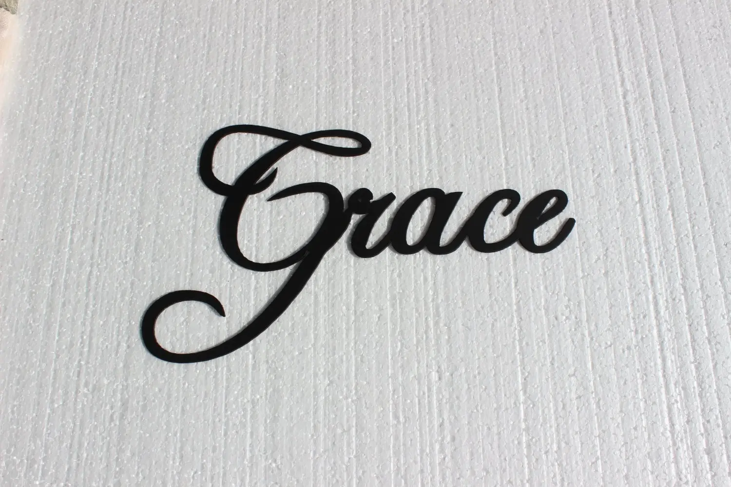 Грейс слово. Grace надпись. Gracie шрифт. Тату с именем света.