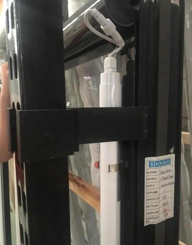 Shelf column for beverage cabinet