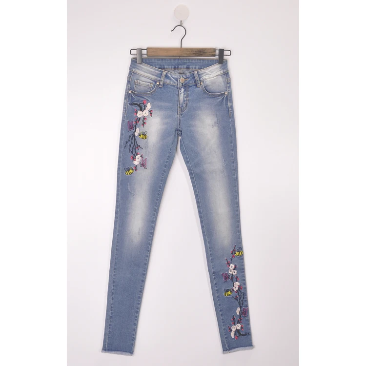 calça jeans com bordado de flor