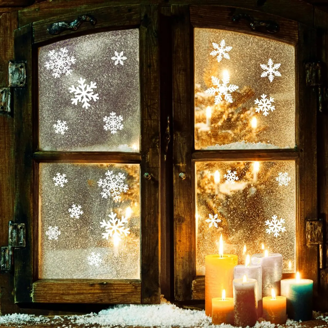 Свеча на окне в Рождество