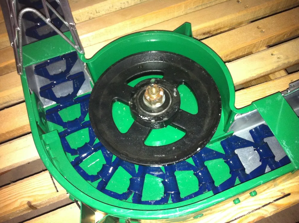 ^Famous Goldenest chain disc conveyor feeds filling system for poultry field
