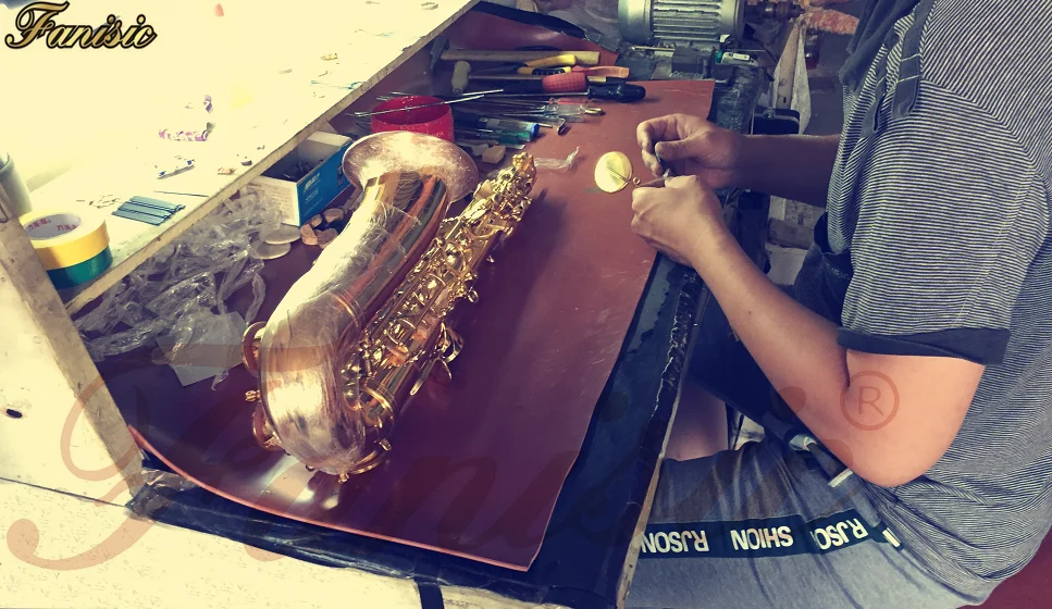 Wholesale Professional B tenor saxophone with gold lacquer surface