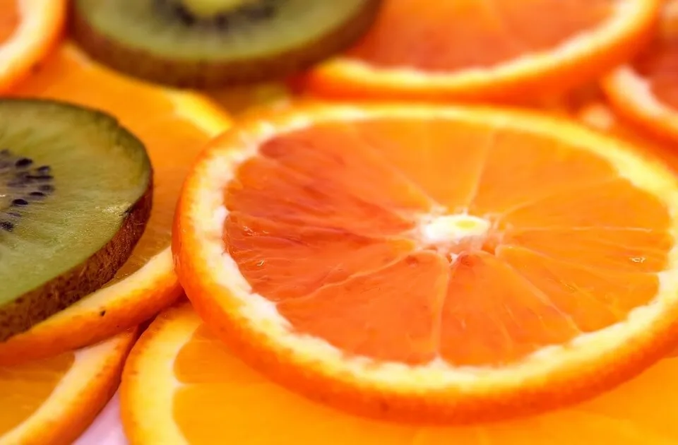 Киви и апельсин. Киви фрукт. Оранжевый киви. Киви апельсины. Киви апельсины.