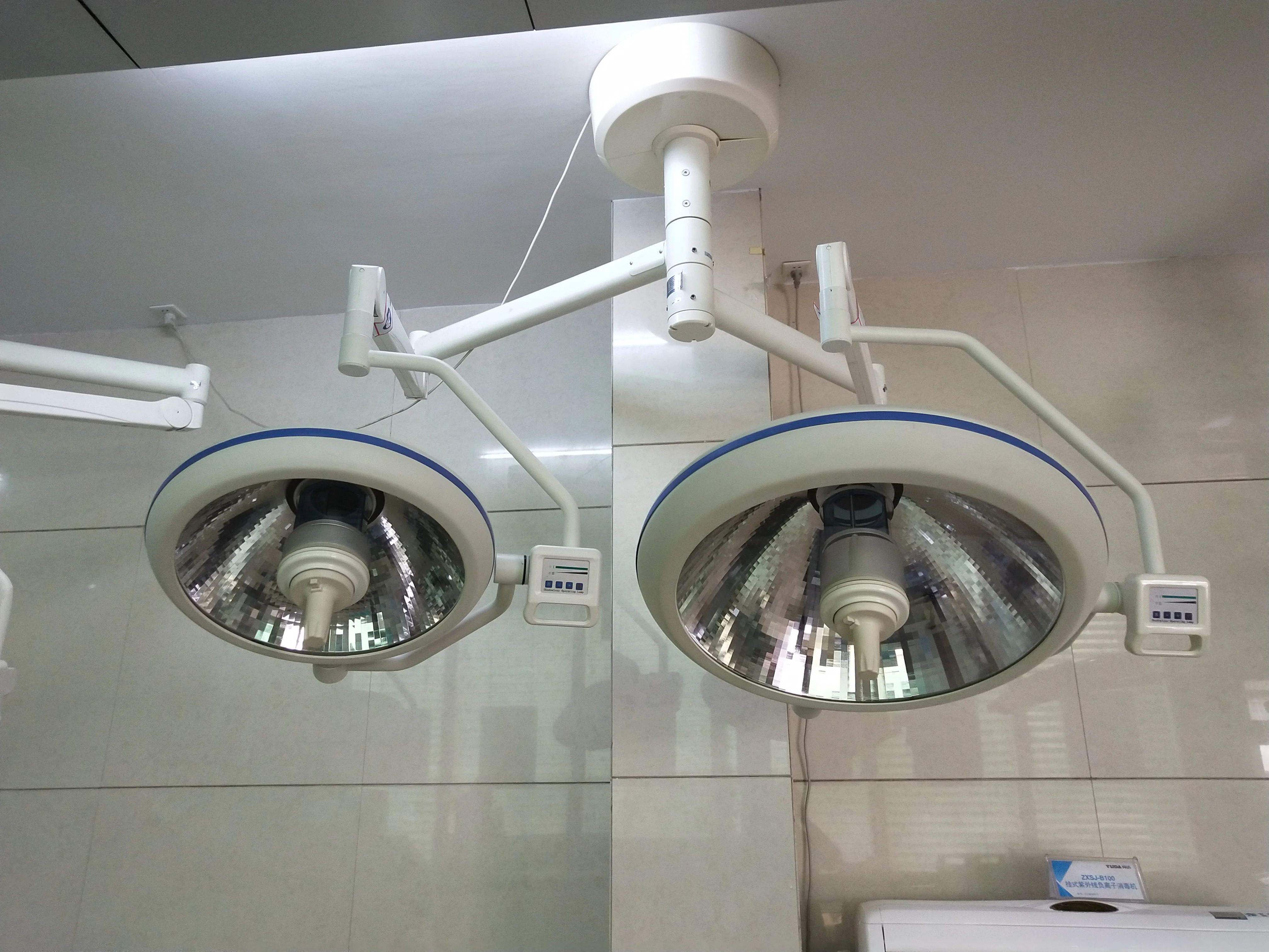 High quality clinic outpatient ceiling halogen surgery operation light