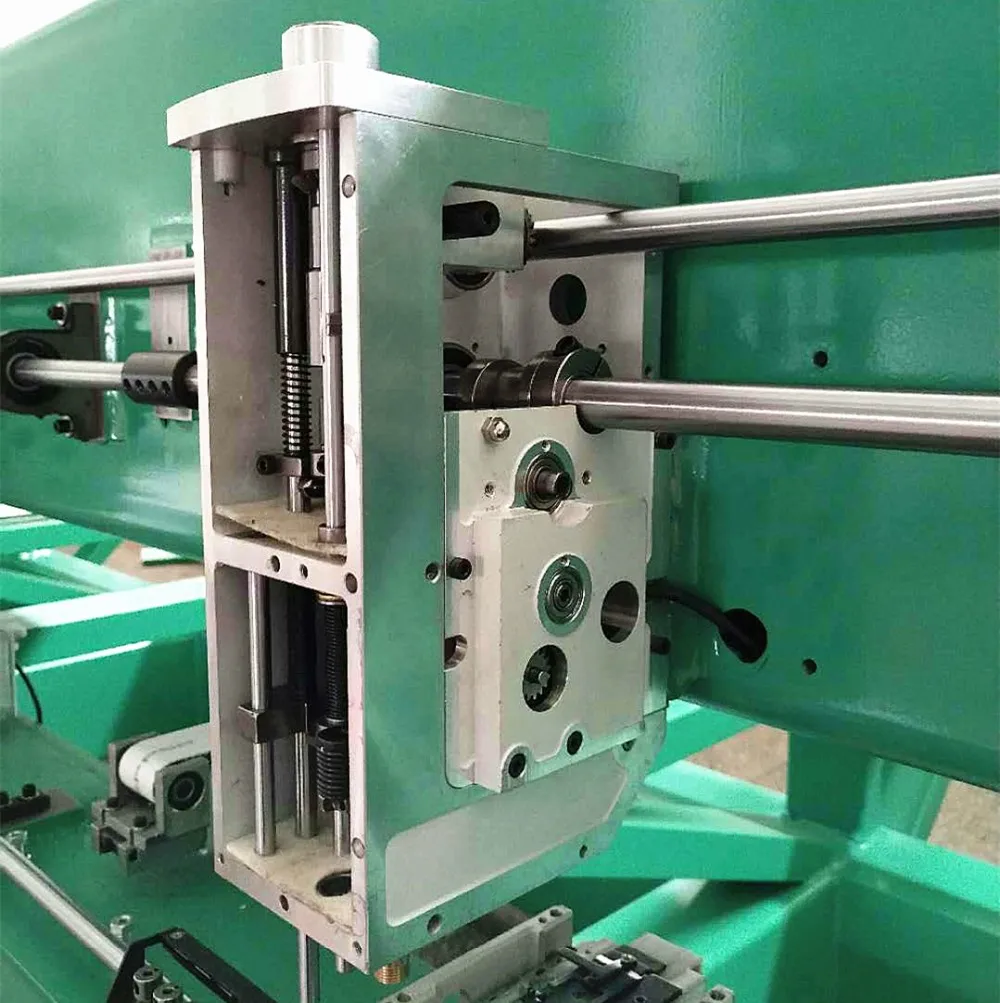 服装机械  绣花机  详细图像 主要特点:   * 用伺服马达 (h/d 轴)