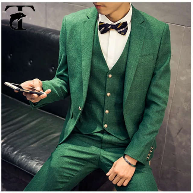 Мужской костюм зеленого цвета