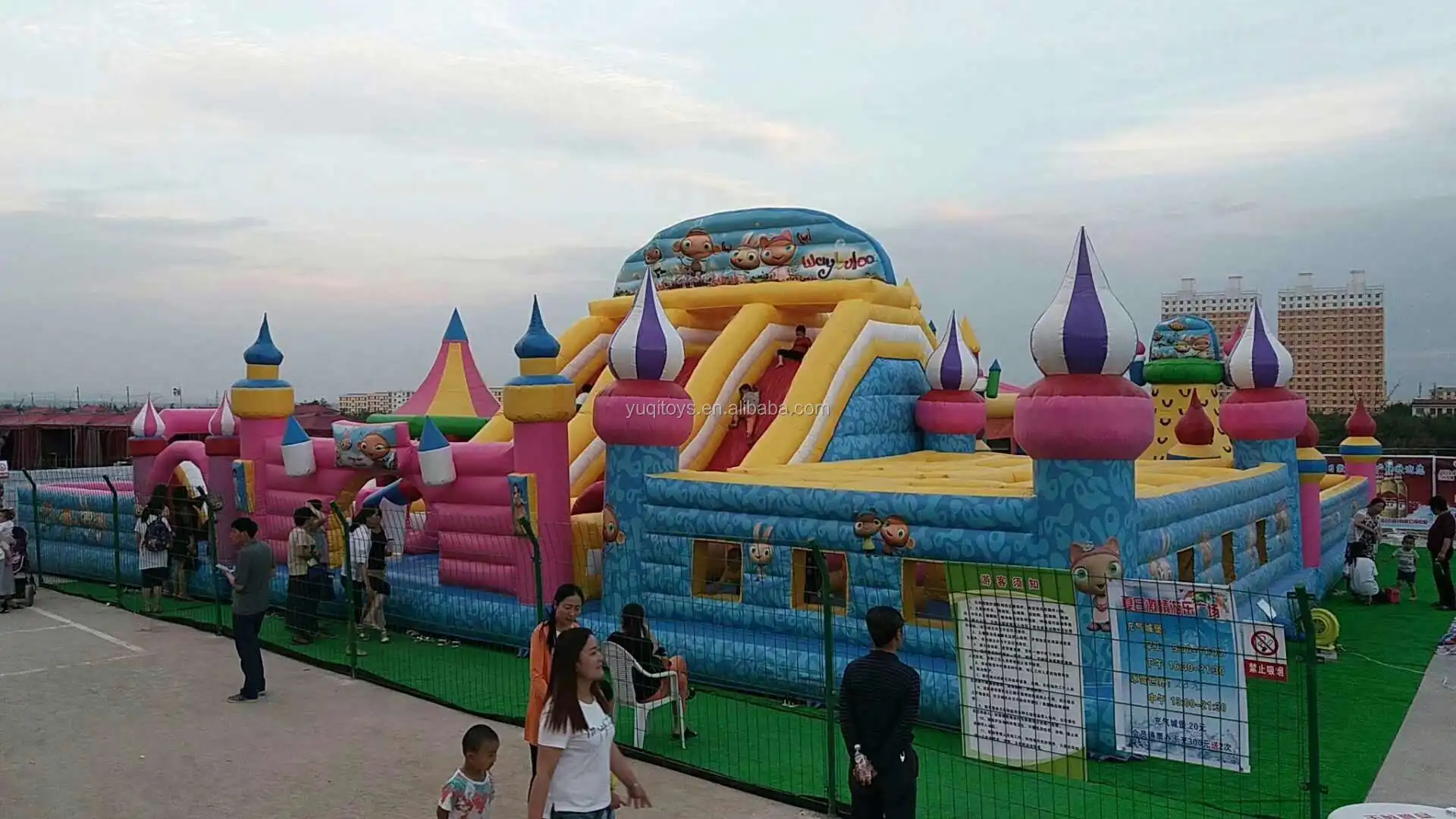 热卖大型游乐园户外大型充气城堡与中国充气滑梯和充气障碍课程