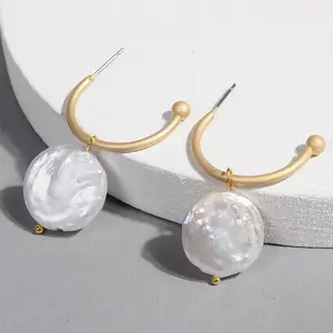 2019 New Arrival Geometric Metal Irregular Pearl Drop Earrings Freshwater Pearl C shape Earrings