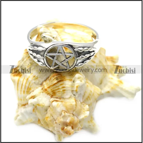 

Elegant Ladies Jewelry Silver Engraved Hollow Star Pentagram Finger Ring with Leaf Patterns, Silver as picture;other platings are available