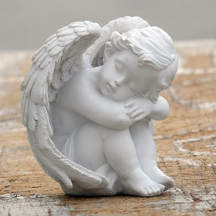 Изящая скульптура ангела, изваянная из белоснежного мрамора