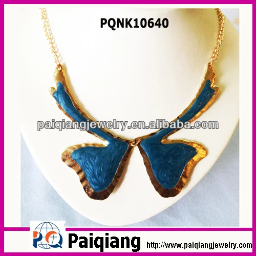 
Gold bow tie pendant necklace 