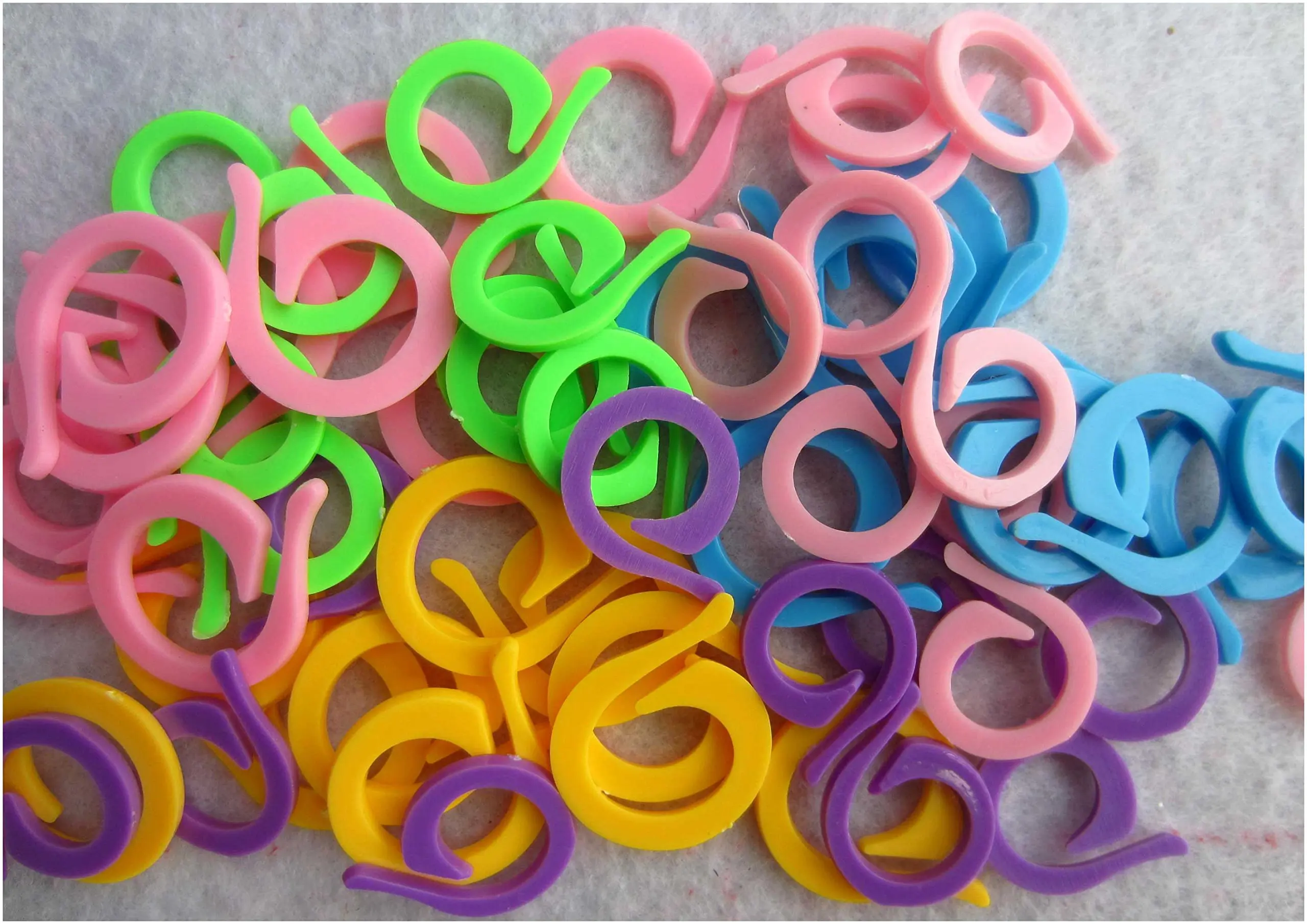HEIRTRONIC 120 Pieces Colored Knit Knitting Stitch Markers Rings with Storage Box Multiple-Size