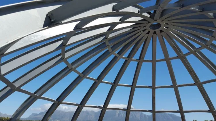 Сколько стоит железный купол. Купольная стеклянная крыша. Круглая стеклянная крыша. Стеклянный купол на крыше. Купольные конструкции из металла.