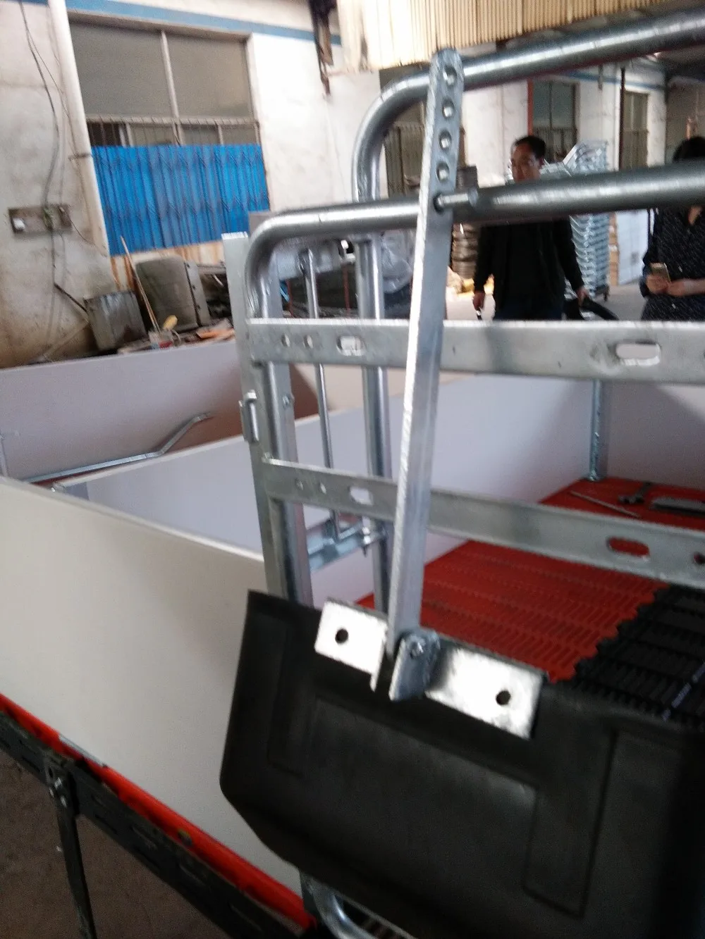 Pig Feeder Ss304 Edge Antibite Animal Feeder Farrowing Crate Sow