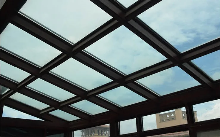 美丽的玻璃房子建筑灰色铝框太阳房间绝缘热玻璃屋顶材料和三角形屋顶