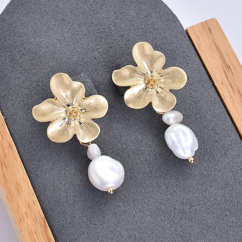 

Luxury Hot Sale Creative Design Irregular Pearl Earring Vintage Gold Tone Metal Flower with Baroque Pearl Earrings For Bridal, As picture