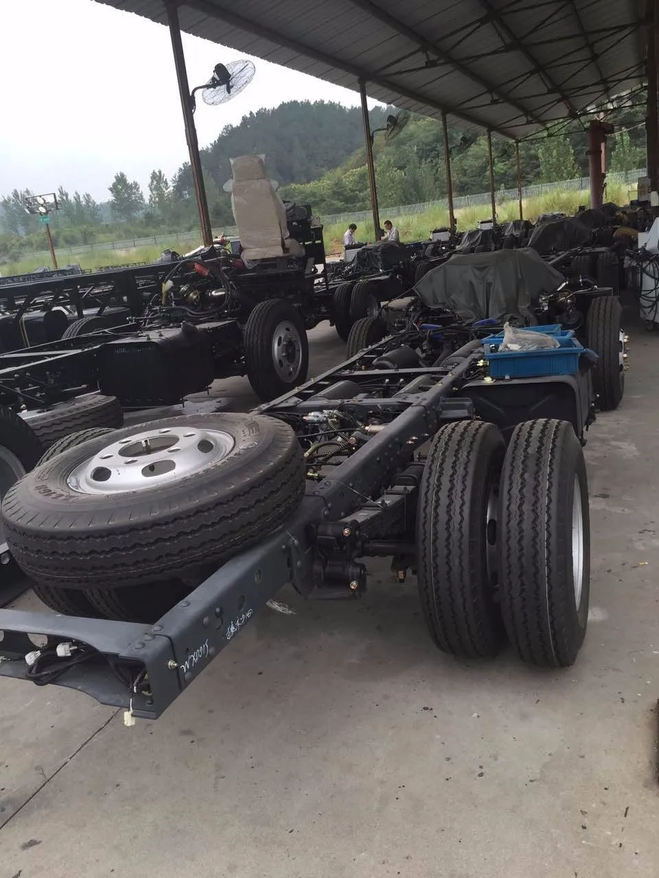 Dongfeng 8m Diesel Cummins Engine Passenger Bus Frame Chassis