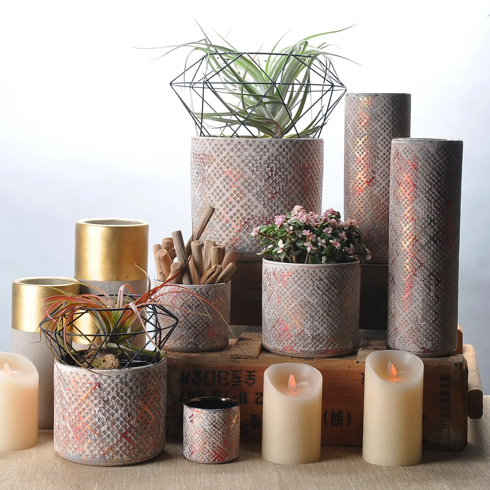 Artistical Embossed Circular Floral Vases Chinese Decor Round